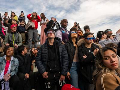 Un grupo de personas mientras observaban el eclipse solar en Nueva York.