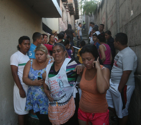 Masacre en la capital: acribillan a cuatro jóvenes en un callejón