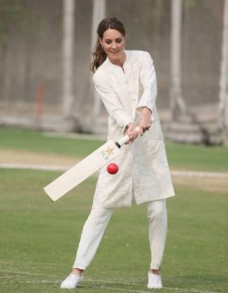 El atuendo de la duquesa, que mostró lo bien que le van los deportes jugando criquete con varios profesionales paquistaníes, estaba bordado con flores blancas de jazmín, la flor nacional de Pakistán.