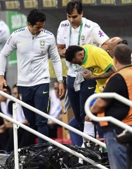Instantes después, el jugador de Brasil se fue al camerino con la ayuda de los médicos. Foto AFP