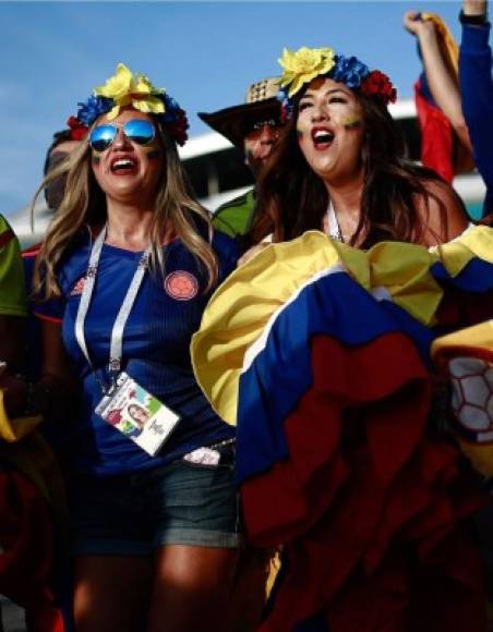 Desde muy temprano empezaron a llegar las aficionadas colombianas al estadio de Kazán.
