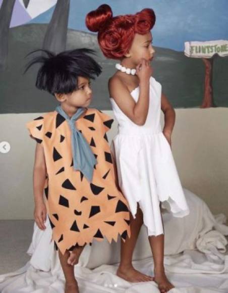 El rapero Kanye West, utilizó una botarga de 'Dino', mientras que los pequeños se vistieron como Bam Bam, Vilma y Pedro Picapiedra, así como Pebbles.