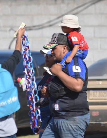 ¡Qué hermosura! Hasta los aficionados más pequeños llegaron al Carlos Miranda para disfrutar de la tarde de fútbol.