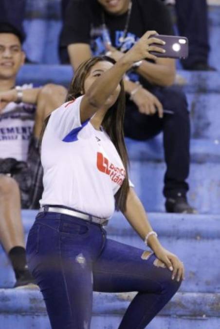 ¡Bella selfie! Esta joven aficionada del Olimpia acaparó las miradas en las graderías del estadio Olímpico de San Pedro Sula.