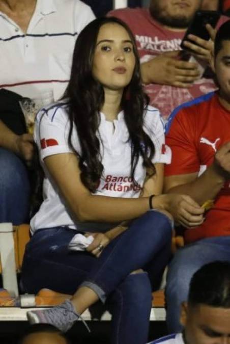 Una bella aficionada del Olimpia en las gradas del Nacional.