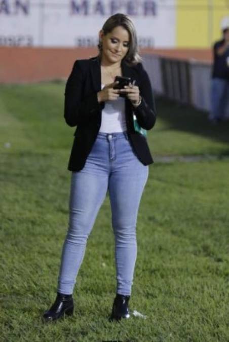 La hermosa Tanya Rodríguez, presentadora de Deportes Televicentro y del programa 'Las dueñas del balón”, trabajando en la cobertura del partido Honduras Progreso-Olimpia en el estadio Humberto Micheletti.