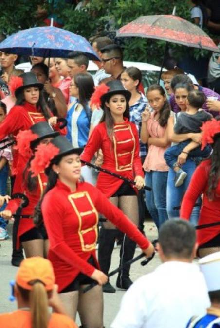 El cuadro de palillonas del Instituto Oficial Juventud Hondureña fue premiado con el primer lugar de los desfiles en la ciudad de Ocotepeque./Foto: Canal Diez Ocotepeque.