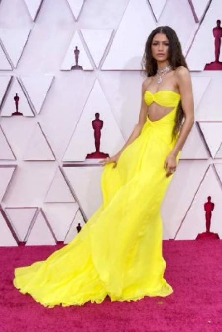 Zendaya ha impactado con este vestido amarillo.
