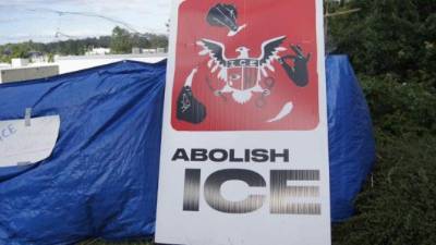 Vista de una tienda de campaña con un cartel que reza 'Abolir ICE (Servicio de Inmigración y Control de Aduanas. (Agencia EFE)