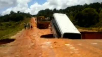 Los pasajeros fueron desalojados del autobús momentos antes que fuera arrastrado por un río.