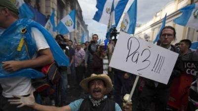 Guatemala amaneció sorprendido por la renuncia repentina.