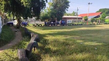 El cuerpo quedó frente a la Escuela Policarpo Paz en la zona de la Compañía.