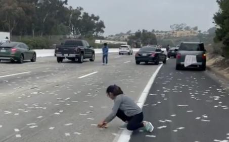 La “lluvia del dinero” provocó congestionamiento en la autopista.