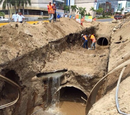 Por agujero cierran por 15 días tramo en avenida Circunvalación