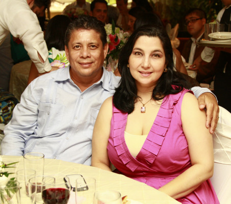 Astor Quintana y Giselle Gonzales celebran por su amor y su hija