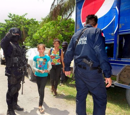Rescatan a hondureños abandonados en camión de refrescos