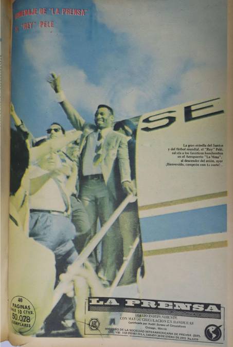 Pelé saludando a los hondureños a su llegada al aeropuerto de San Pedro Sula y Diario LA PRENSA estuvo presente con una gran cobertura en 1972. El brasileño vestía elegante, con saco y pantaloneta gris, de fondo una manga larga blanca de centro y corbata.