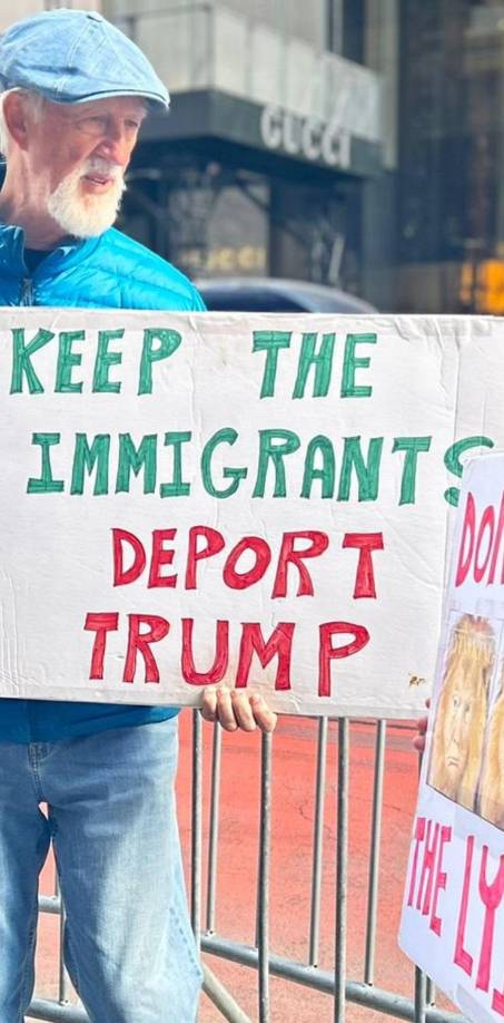 “Dejen a los inmigrantes, deporten a Trump”, sostenía este ciudadano.