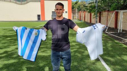 Oliver Morazán posó para el lente de Diario LA PRENSA con las camisetas de Argentina y Honduras.