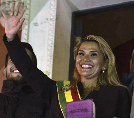 Jeanine Añez se proclama presidenta de Bolivia