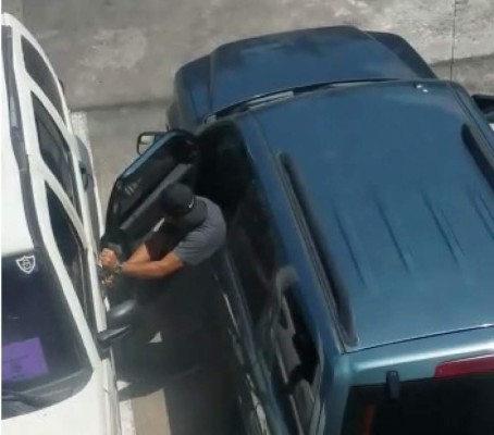 VIDEO: Captan momento en que ladrón abre un vehículo en San Pedro Sula