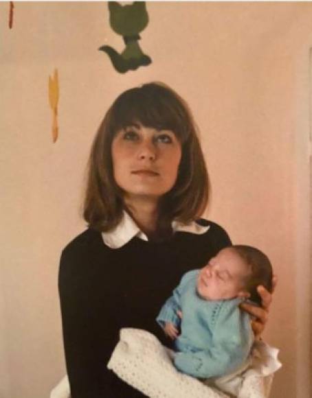 Mientras, Kate uso una foto de su madre, Carole Middleton, cargándola cuando ella era una bebé.