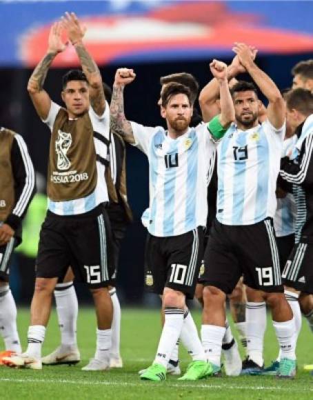 Messi y sus compañeros celebrando la victoria y clasificación de Argentina. Foto AFP