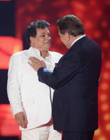 Juan Gabriel recibe el premio de la noche de las manos de Don Francisco.