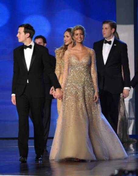 Ivanka, la hija favorita del presidente Trump, eligió un vestido color champagne con escote pico y paillets de Carolina Herrera.