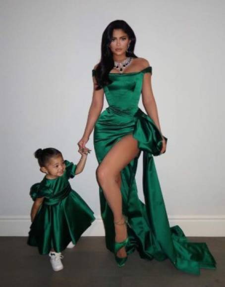 Kylie Jenner<br/><br/>La reina cosmética asistió a la fiesta celebrada por sus hermanas acompañada de su hija Stormi. Ambas lucieron vestidos similares del diseñador Ralph & Russo.