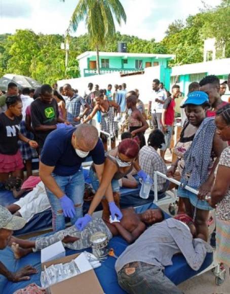 Atención médica, raciones de comida, suministros médicos: los gobiernos de América Latina ofrecieron este sábado condolencias y ayuda a Haití tras el poderoso sismo que azotó este sábado a ese pobre país caribeño y dejó al menos 724 muertos.<br/>