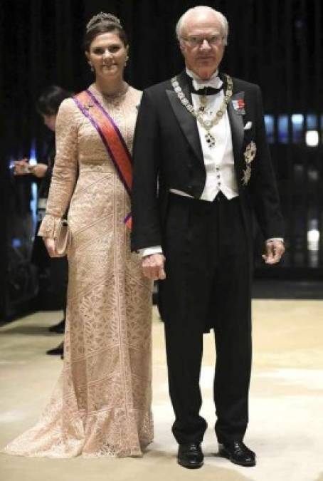 El rey Carlos Gustavo de Suecia acompañado de su hija Victoria. La princesa heredera ha optado por un entallado vestido de Elie Saab y la tiara laurel.<br/>