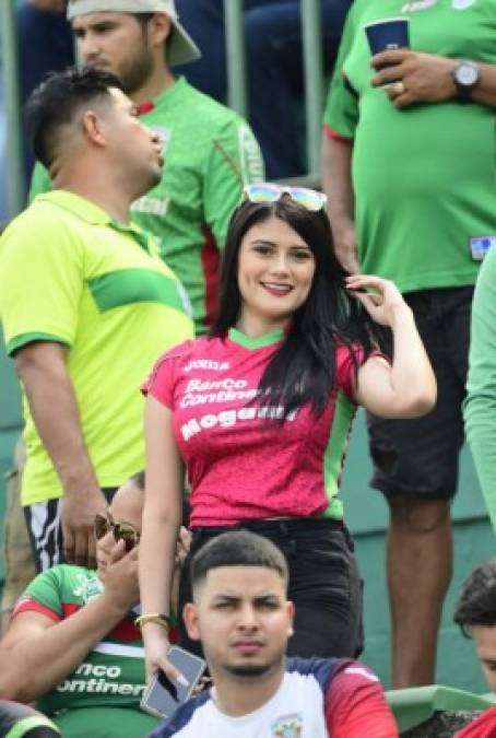 Hermosa aficionada del Marathón en las gradas del estadio.