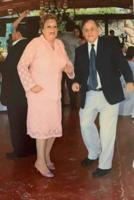 La diputada Doris Gutiérrez es la hermana del recordado técnico nacional y en sus redes sociales presumió esta fotografía en donde Chelato aparece bailando.