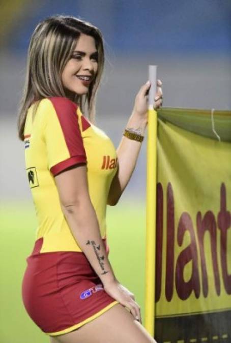 Esta hermosa edecán trabajando en el estadio Morazán. Su es Ana Bautista y es conocida aficionada del Olimpia.