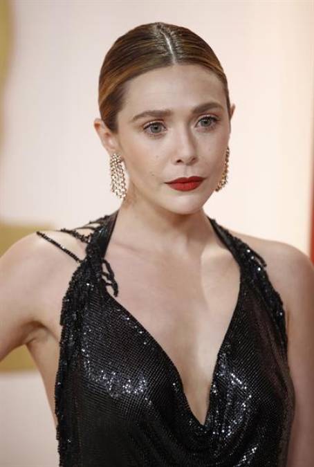 Elizabeth Olsen posando en su llegada a los Óscar 2023.