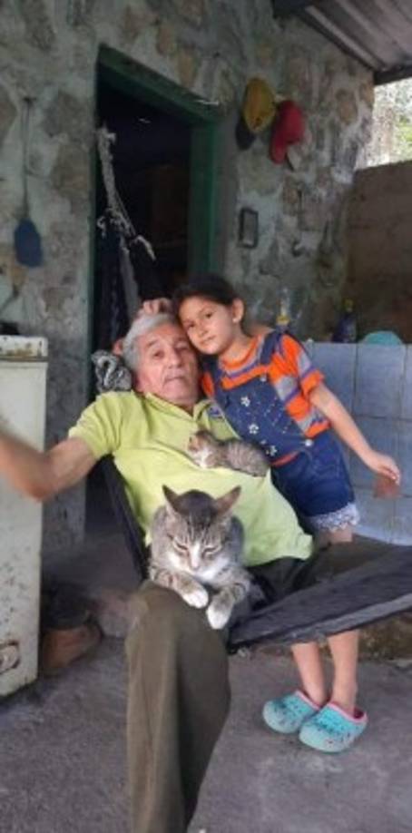Aida Fajardo escribió a La Prensa: 'Felicidades a mi padre que mas que un excelente papá tambien es un gran abuelo', junto a una tierna fotografía en que acompaña un pequeño felino.