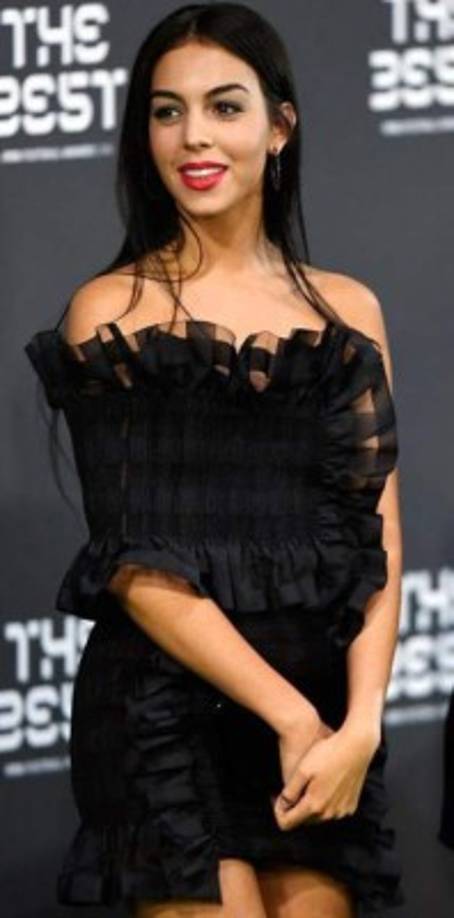 Admitiendo que 'quería trabajar en el lujo', se fue a Londres por una temporada para aprender inglés y luego regresó a Madrid donde Gucci la contrató para su nueva tienda en la llamada Milla de Oro. Ahí, uno de sus clientes más exclusivos se fijó en ella y su vida cambió para siempre.