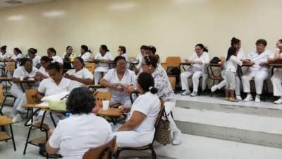Protesta. Las enfermeras auxiliares permanecieron en el auditorio.