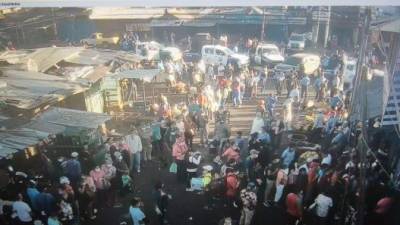 En las imágenes se puede ver que en el mercado zonal Belén de Tegucigalpa hay aglomeración de personas y no mantienen la distancia para evitar el contagio del COVID-19.