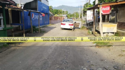 La policía acordonó el lugar de la escena del crimen.