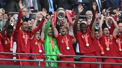 Momento en donde la plantilla del Liverpool alzaba la Copa.