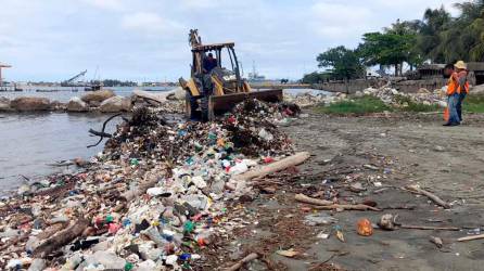 Toneladas de basura de Guatemala siguen llegando a las costas de Honduras