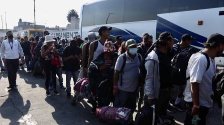 Los migrantes de la caravana fueron trasladados a varias ciudades del norte del país en autobuses provistos por el INM.