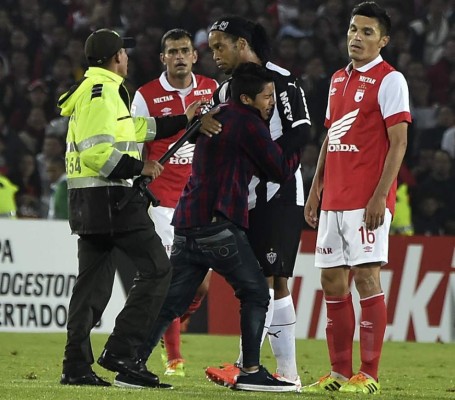 Video: Aficionado invade cancha para abrazar a Ronaldinho