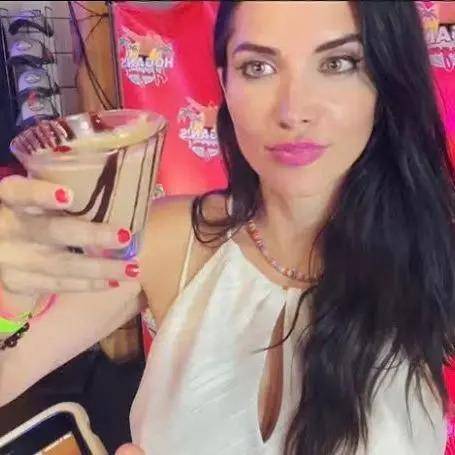 Arrestan a famosa influencer por golpear a su novio durante transmisión en vivo