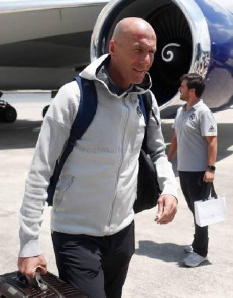 El entrenador del Real Madrid, Zinedine Zidane, llegó sonriente a Houston.