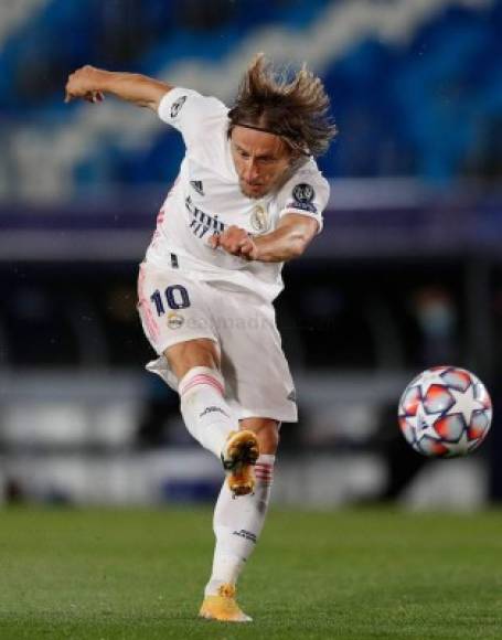 En el segundo tiempo, Luka Modric descontó (1-3) para el Real Madrid con este derechazo.