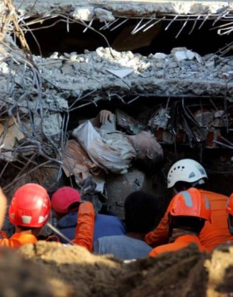 El terremoto afectó a los edificios que ya registraban daños por los sismos anteriores, mientras la gente salía despavorida hacia las calles, escribió en un mensaje de Twitter el portavoz de la Agencia Nacional de Gestión de Desastres (BNPB), Sutopo Purwo Nugroho.