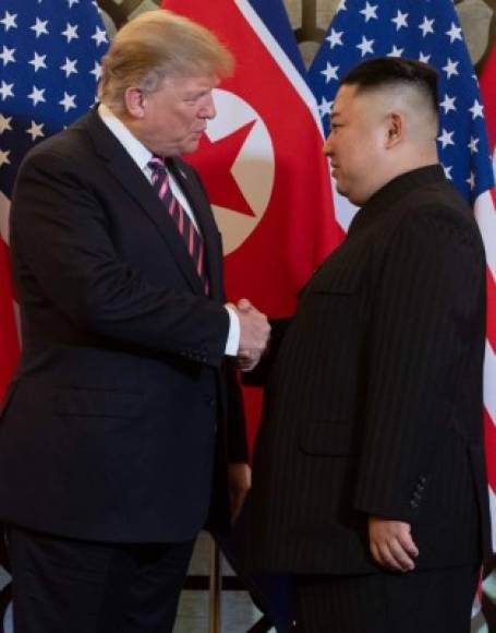 Trump y Kim se estrecharon la mano durante casi diez segundos frente a un fondo de banderas estadounidenses y norcoreanas intercaladas.